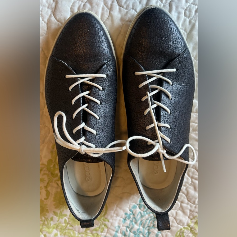 ECCO Women's Gillian Black Textured Lace-up Sneaker Size 8. Made in Portugal.